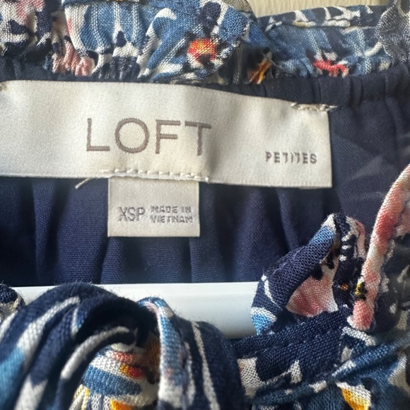 Women's Loft short sleeve multicolored flower print Top. Size XSP.. - Picture 3 of 13